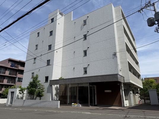 周囲との調和が感じられる建物外観