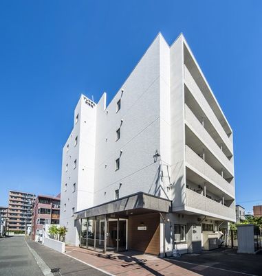 白い外壁の建物外観