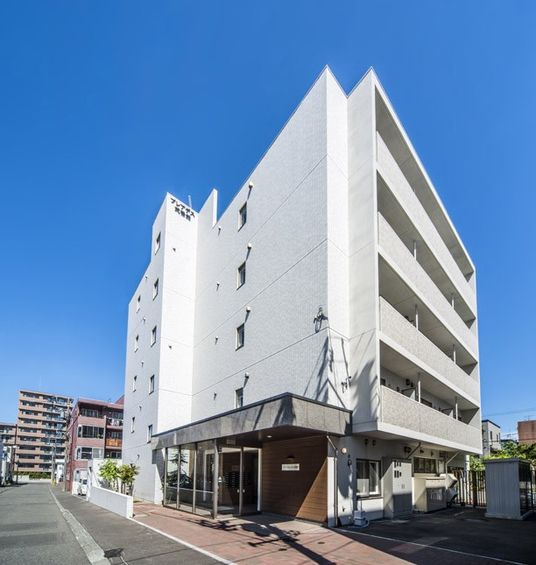 白い外壁の建物外観