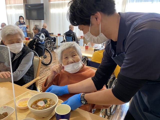 笑顔の介護シーン食堂 食堂 スタッフと利用者の笑顔があふれる食堂で、温かいケアを行っていただきます。