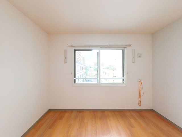 明るい個室の居室 居室 ゆとりある居室は、自然光がたっぷり入る窓が特徴です。個々のライフスタイルに合わせて、家具などを配置することができます。