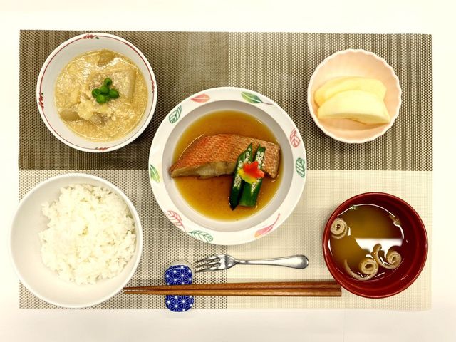 栄養満点の提供料理 食堂 健康を支える献立作りに携わります。栄養満点の美味しい料理で、笑顔を引き出すお手伝いをしませんか。