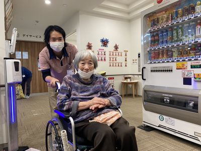 笑顔で接するスタッフ、ラウンジ