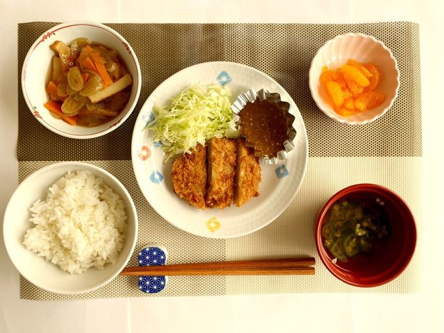 栄養満点の食事の提供 食堂 私たちは、利用者様への心温まる食事の提供を大切にしています。共に美味しい食事時間を支えましょう。