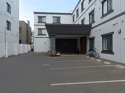 洗練された施設エントランス