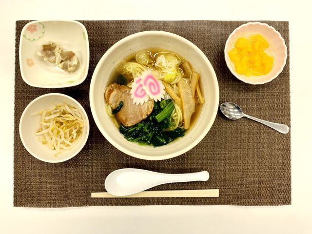 バランスの良い食事 食堂 入居者の方々に提供するバランスの取れた食事の準備を担い、健康支援を行います。