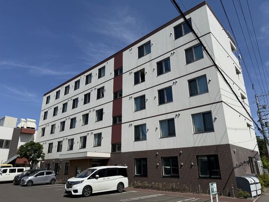 日差しが差し込む外観