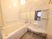 サムネイル 施設の写真 お洒落な色合いで、転倒防止のために手すりが取り付けられた浴室