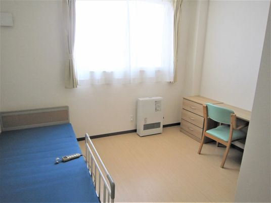 明るい洋室の居室  