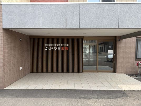 エントランスの前