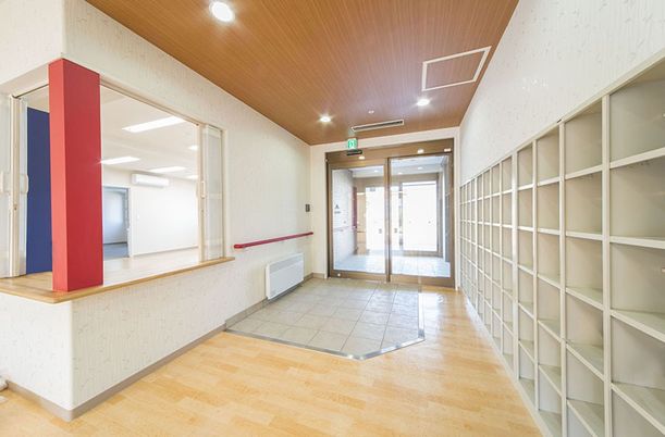 光の差し込む廊下