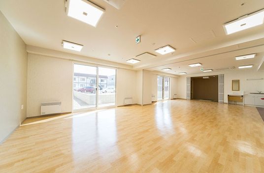 広々とした明るい部屋