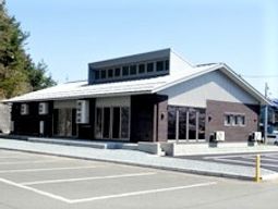 清潔で明るい外観の建物