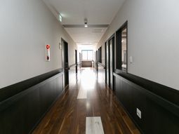 廊下の明るいイメージ