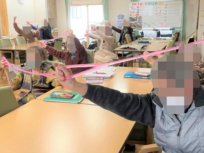 笑顔で体操する居室