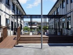 晴れた日のエントランス外観