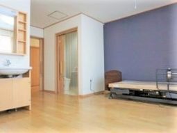 明るい居室の様子