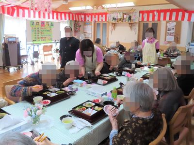 明るい食堂の様子
