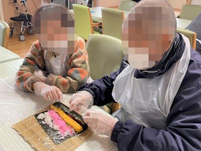 料理活動を支援するスタッフ