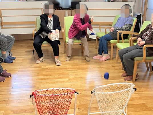 賑やかな共有リビングの一コマ