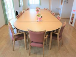 明るいダイニングテーブル