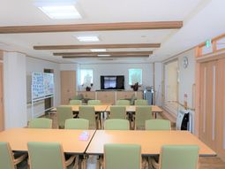 明るい共有ダイニングエリア