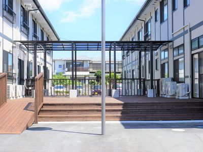 広々としたデッキと建物