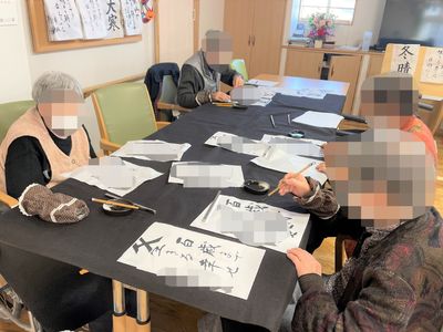 スタッフの書道サポート