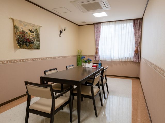 清潔で明るい食堂の様子 ダイニングルーム 日々の業務は、居心地の良いダイニングルームでの食事サポートから始まります。