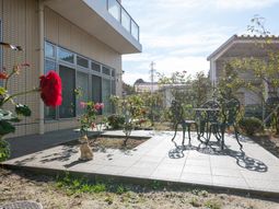 中庭の花とイス