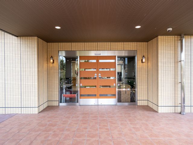 落ち着いた雰囲気のエントランス エントランス 働きやすい環境のエントランスを毎日の職場としてお待ちしています。