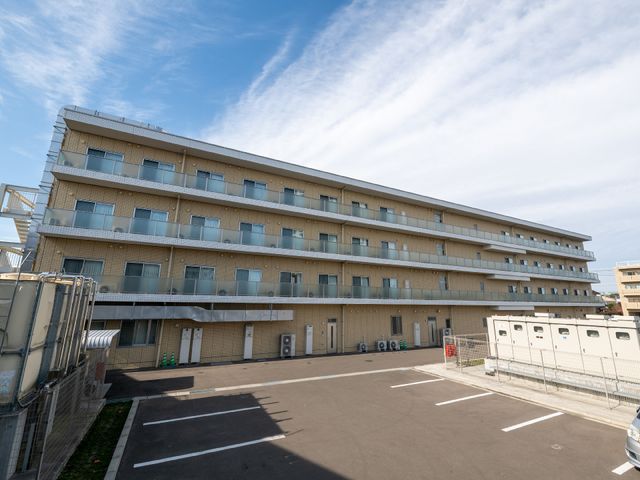 明るい職場環境 外観 開放感あふれる環境で、やりがいのある仕事をしませんか。当施設でのキャリアを積みましょう。