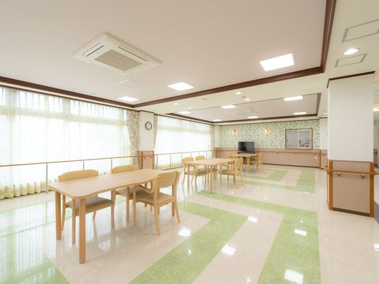 広々とした共有ダイニング