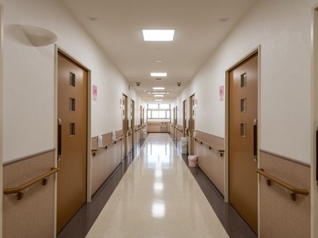 広々とした明るい廊下 廊下 明るく広い廊下で、快適な職場環境としてご利用者様のサポートに専念いただけます。