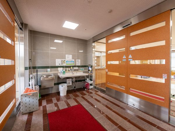清潔な洗面台と入口