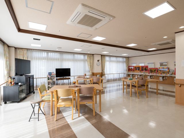 快適な職場環境 ラウンジ 明るく広々としたラウンジでのお仕事。居心地の良い環境を提供しております。