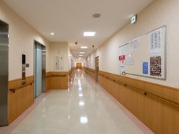 清潔感ある広々廊下