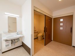 清潔な洗面所とトイレ