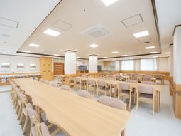 広々とした明るい食堂