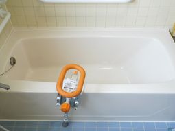 清潔な浴槽と手すり
