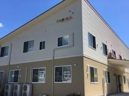 明るい外観の建物