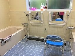 バリアフリー設計の浴室