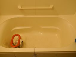 白い浴槽と手すり