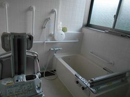 バリアフリーの浴室設備