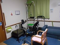 リハビリ機器とリラックスエリア