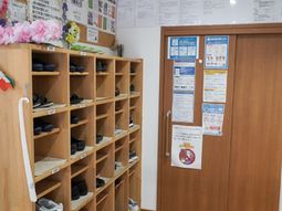 靴箱と掲示物のある空間