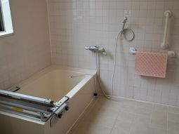 バリアフリー設計の浴室