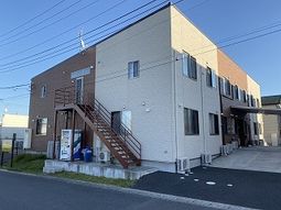 明るい日差しの施設外観