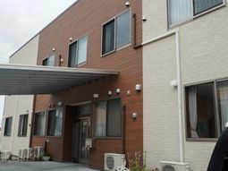 明るい外観の建物