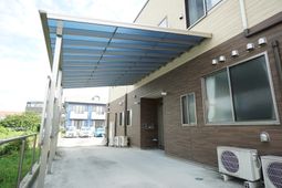 エントランスの建物外観